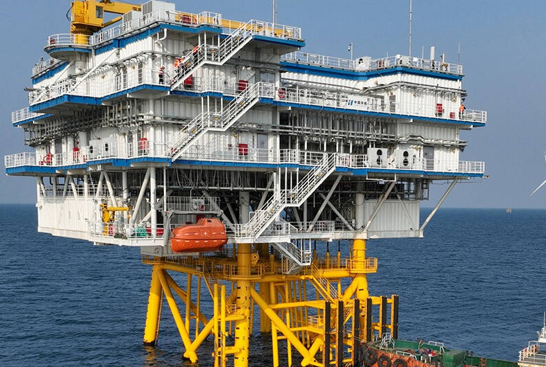 [Image: 壮观的海上石油钻井平台]